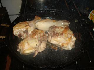 Sellar el pollo en aceite caliente